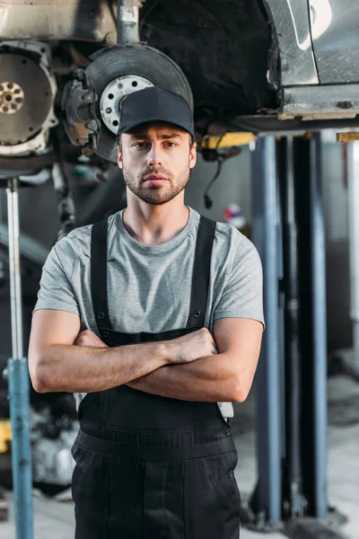 Seriöser Mechaniker Posiert Mit Verschränkten Armen Autowerkstatt — Stockfoto