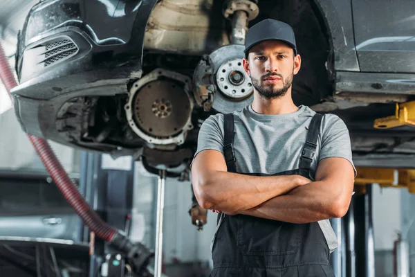 Vertrouwen Mechanic Poseren Met Gekruiste Armen Auto Reparatiewerkplaats — Stockfoto