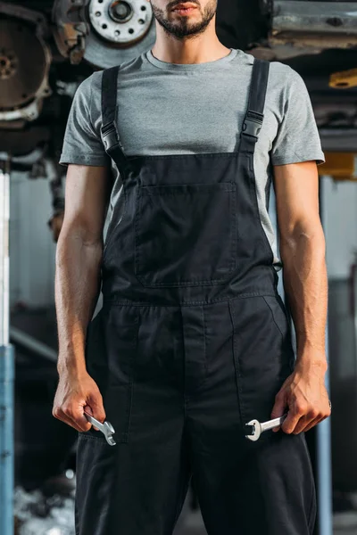 Cropped View Professional Auto Mechanic Holding Two Wrenches Workshop — Stock Photo, Image