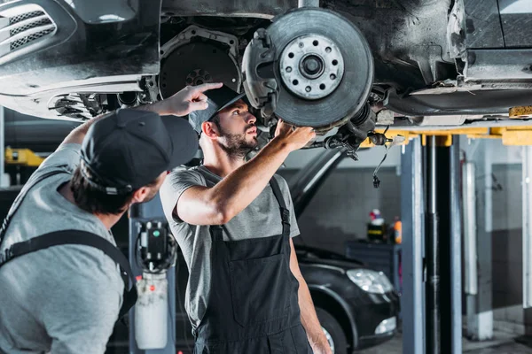 Mecânica Automóveis Reparando Carro Sem Roda Oficina — Fotografia de Stock