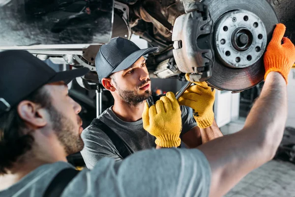 Professional Amle Mechanics Repairing Car Wheel Auto Repair Shop — Stock Photo, Image