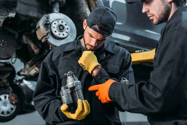 Professionele Monteurs Uniform Werken Met Auto Tools Werkplaats — Stockfoto