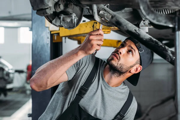 Workman Equipment Repairing Car Mechanic Shop — Stock Photo, Image