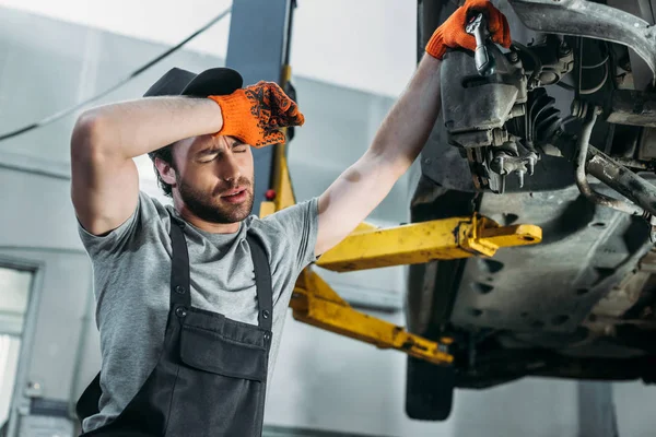 Profesionální Unavený Mechanik Uniformě Opravy Automobilů — Stock fotografie