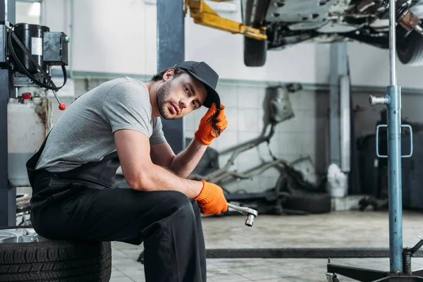 Mechanic Holding Tool Sitting Auto Repair Shop — Stock Photo, Image