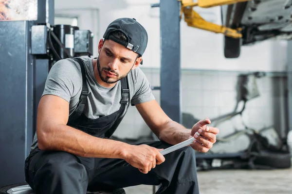 Profi Handwerker Hält Schraubenschlüssel Und Sitzt Mechaniker Werkstatt — Stockfoto