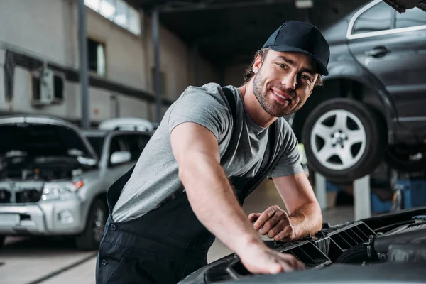 Smiling Auto Mechanic Working Car Repair Shop — Stock Photo, Image