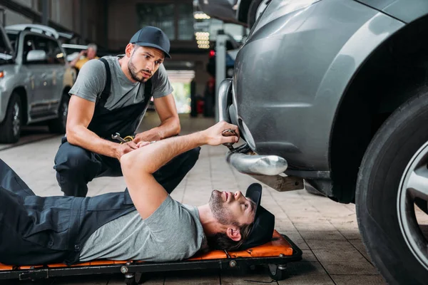 Mecânica Automóvel Profissional Reparando Carro Oficina — Fotografia de Stock