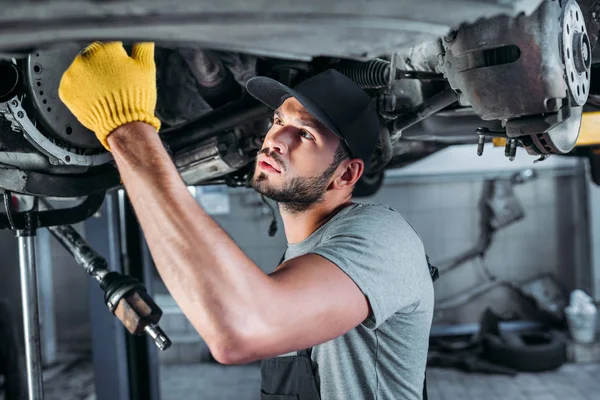 Mecânico Masculino Fixando Carro Oficina Reparação Automóveis — Fotografia de Stock