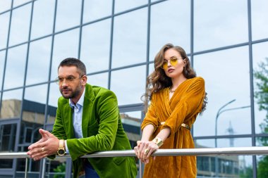 portre, moda bir cadde üzerinde duran giyim ve kameraya bakarak çekici çift