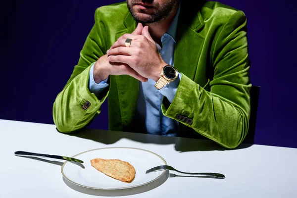Обрезанный Снимок Человека Стильной Зеленой Бархатной Куртке Сидит Столом Чебуреком — Бесплатное стоковое фото