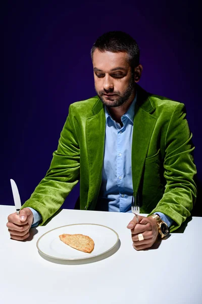 Άνθρωπος Στον Κομψό Πράσινο Βελούδινο Σακάκι Κάθεται Στο Τραπέζι Κρέας — Δωρεάν Φωτογραφία
