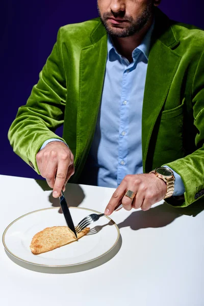 Обрізаний Знімок Людини Стильній Зеленій Оксамитовій Куртці Ріже Ясну Випічку — Безкоштовне стокове фото