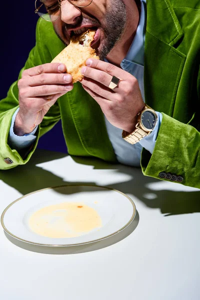 Cropped Shot Man Stylish Green Velvet Jacket Eating Cheburek Table — Free Stock Photo