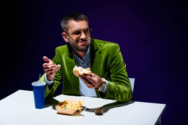 Mannen Sammetsjacka Äta Burgare Bord Med Franska Rop Och Soda — Stockfoto