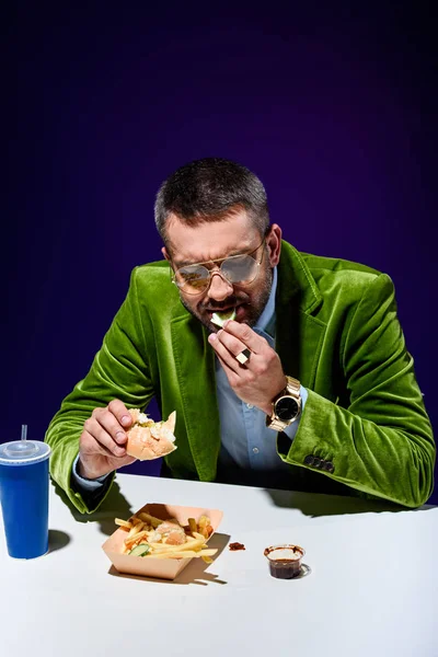 Portrait Man Velvet Jacket Eating Burger Table French Cries Soda — Free Stock Photo