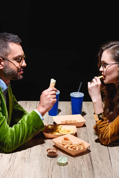 Zijaanzicht Van Paar Stijlvolle Fluwelen Kleding Gebakken Uienringen Franse Frietjes — Stockfoto