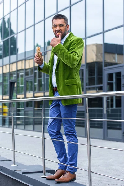 Side View Man Green Velvet Jacket Eating French Hot Dog — Free Stock Photo