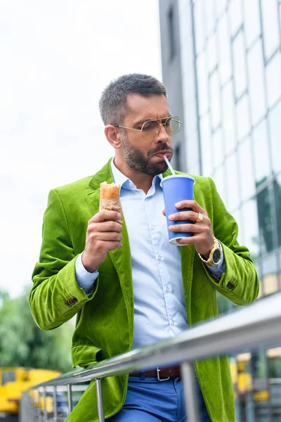 Porträt Eines Mannes Grüner Samtjacke Mit Französischem Hot Dog Der — Stockfoto