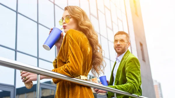 Stijlvolle Paar Fluwelen Kleding Met Drankjes Franse Hotdogs Straat — Stockfoto