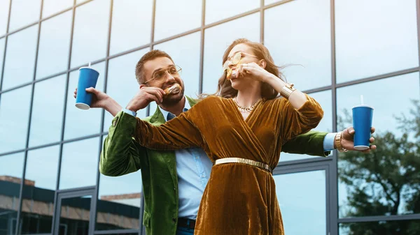 Portrait Couple Mode Vêtements Velours Avec Boissons Gazeuses Mangeant Des — Photo