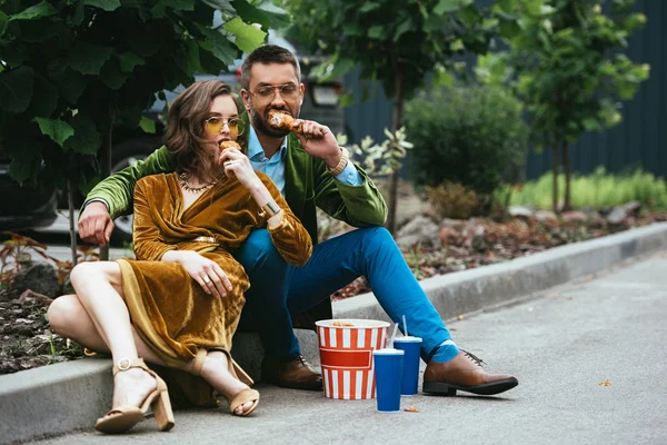 Fashionable Couple Velvet Clothing Eating Fried Chicken Legs Street — Stock Photo, Image