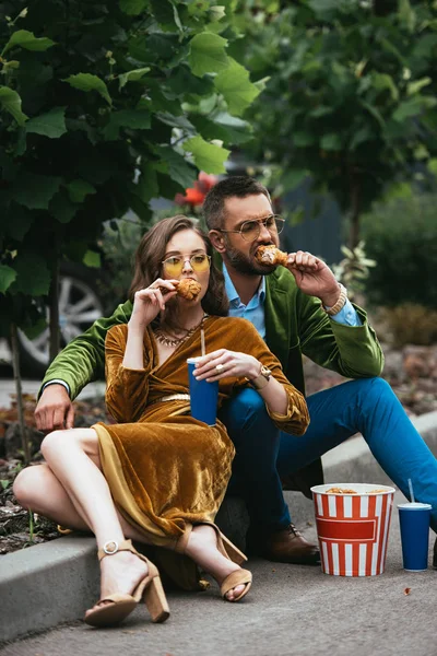 Pareja Moda Ropa Terciopelo Comiendo Patas Pollo Frito Calle — Foto de stock gratis