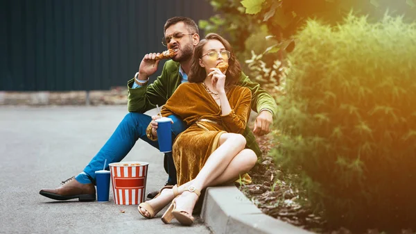 Pareja Moda Ropa Terciopelo Comiendo Patas Pollo Frito Calle — Foto de Stock