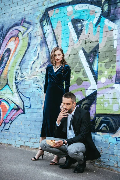 Couple Fashionable Outfit French Fries Wall Graffiti Street — Stock Photo, Image