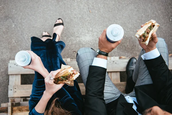 Couple Vêtements Luxe Avec Hot Dogs Dans Rue — Photo