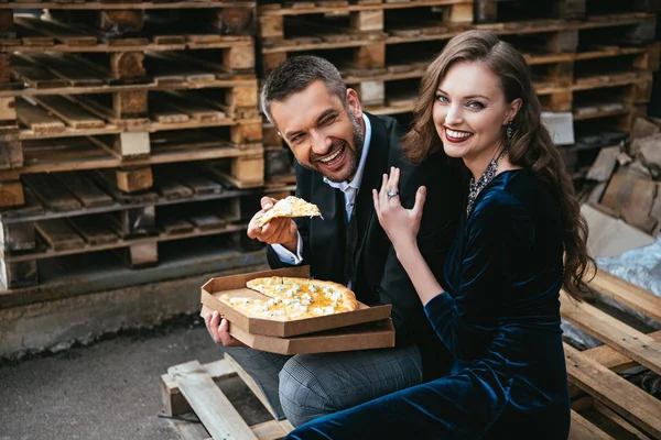 Vista Laterale Felice Coppia Elegante Con Pizza Formaggio Italiano Poggiata — Foto Stock