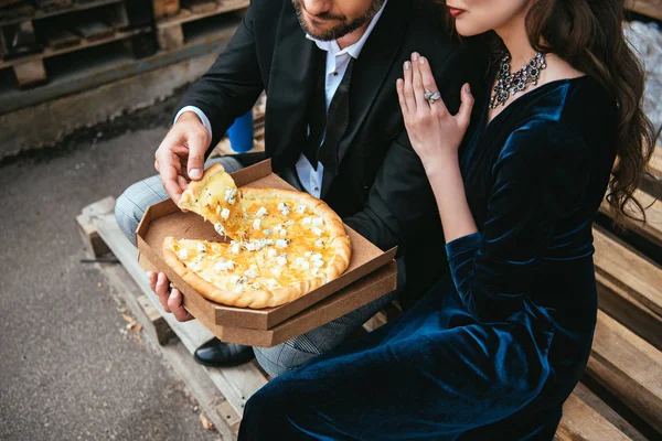 Gedeeltelijke Weergave Van Paar Stijlvolle Kleding Met Kaas Pizza Vak — Stockfoto