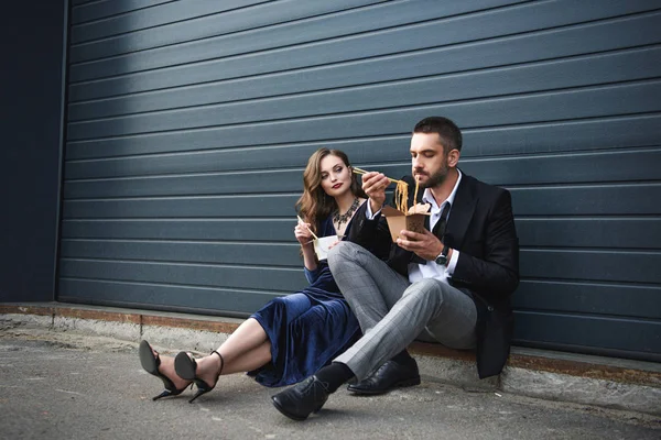 Pareja Ropa Moda Con Asiático Comida Para Llevar Sentado Calle — Foto de Stock