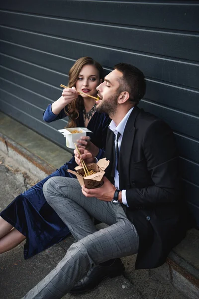 Couple Fashionable Clothing Eating Asian Takeaway Food Street — Stock Photo, Image
