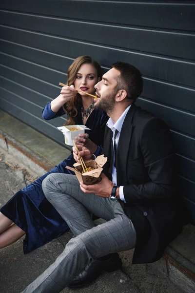 Paar Modieuze Kleding Aziatische Afhaalmaaltijden Eten Straat — Stockfoto