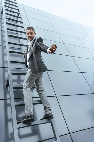 Visão Baixo Ângulo Homem Terno Elegante Segurando Donut Chocolate Doce — Fotos gratuitas