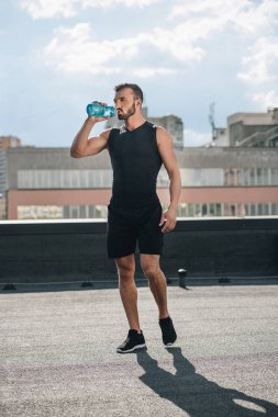yakışıklı sporcu içme suyu çatıda eğitimden sonra