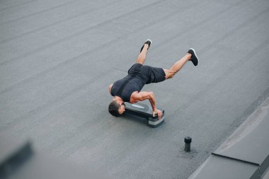 adım platformu ile eğitim ve ellerde çatıda duran sporcunun yüksek açılı görünüş