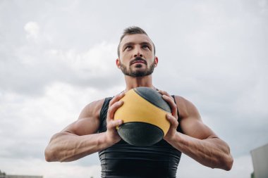 yakışıklı sporcu sağlık topu çatıda holding