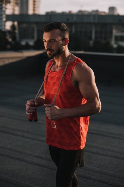 boyun uzakta çatıda arıyorsunuz ip atlama ile yakışıklı sporcu