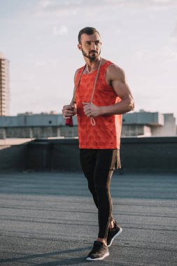 atlama ipi ve kırmızı gömlek uzakta çatıda seyir ile sportif yakışıklı