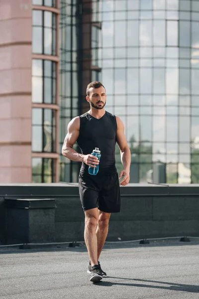 Apuesto Deportista Caminando Con Deporte Botella Agua Techo —  Fotos de Stock