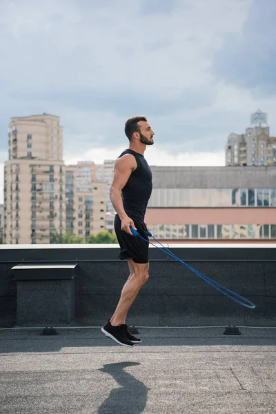 Vue Latérale Entraînement Sportif Beau Avec Corde Sautante Sur Toit — Photo