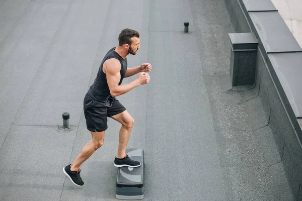 Seitenansicht Schöner Sportler Beim Training Mit Trittplattform Auf Dem Dach — Stockfoto