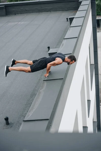 Apuesto Deportista Entrenamiento Pie Las Manos Techo — Foto de stock gratis