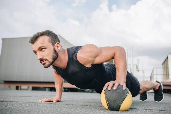 Όμορφος Αθλητικός Τύπος Κάνει Push Ups Ιατρική Μπάλα Στη Στέγη — Φωτογραφία Αρχείου