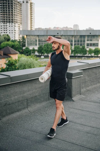 Schöner Sportler Der Mit Yogamatte Auf Dem Dach Geht Und — Stockfoto