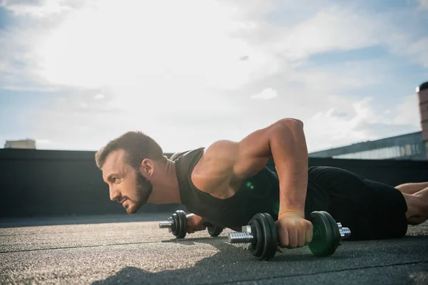 Yakışıklı Sporcu Tahta Üzerinde Halter Çatıda Yapıyor Yan Görünüm — Stok fotoğraf