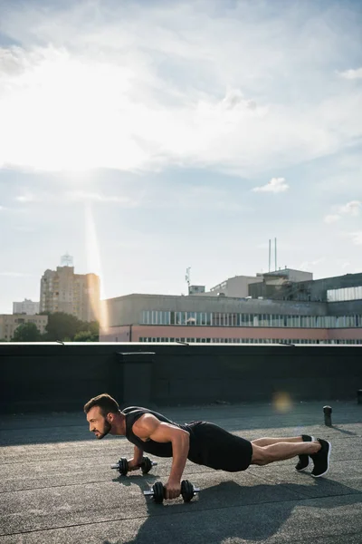 Seitenansicht Eines Gut Aussehenden Athletischen Sportlers Beim Planken Auf Hanteln — Stockfoto