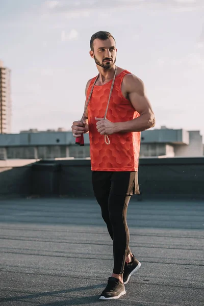 Pria Sportif Tampan Dengan Tali Lompat Dan Kemeja Merah Memandang — Stok Foto